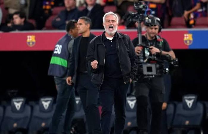 بعد هدف التقدم لمبابي.. ماذا فعل مورينيو عند دكة بدلاء برشلونة؟ (فيديو)