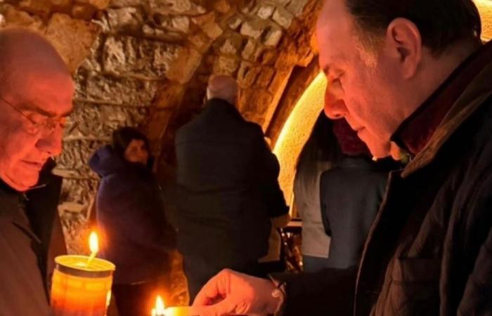 حاكم مصرف لبنان يزور ضريح القديس شربل