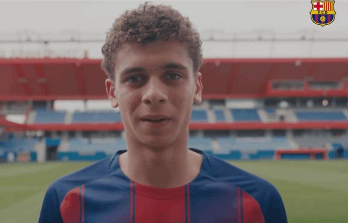 بالعربية.. ماذا قال أوّل لاعب مصري انضمّ إلى برشلونة؟ (فيديو)