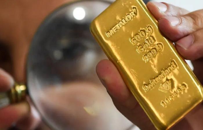 الذهب يستمر في التراجع