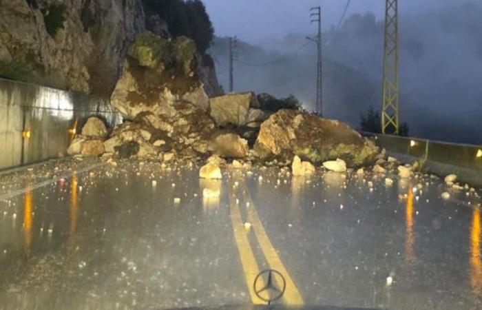 انهيار صخور على طريق مكرا – لحفد