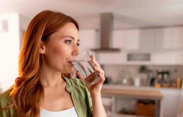 الإفراط في شرب الماء.. هل يشكل خطراً خفياً على صحة الكلى؟