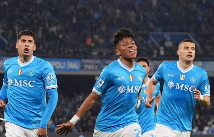 نابولي يضيق الخناق على ميلان بفوزه على تورينو 2-1 في الدوري الإيطالي