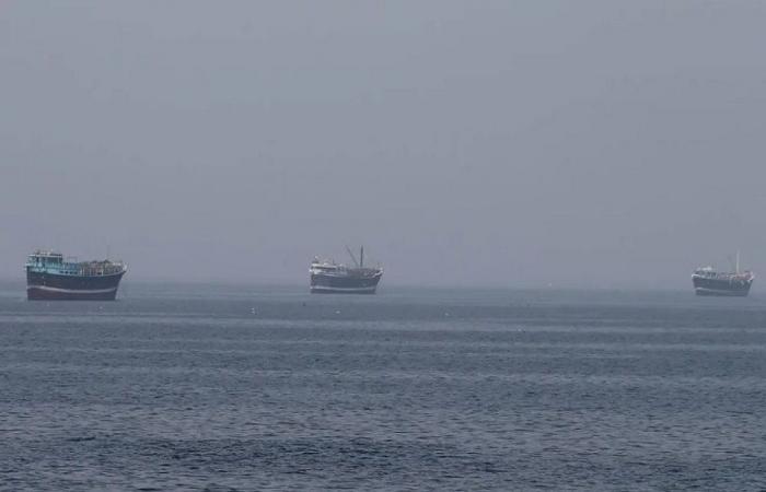 اشتعال النار في سفينة شحن بمضيق هرمز بعد إصابتها بقذيفة