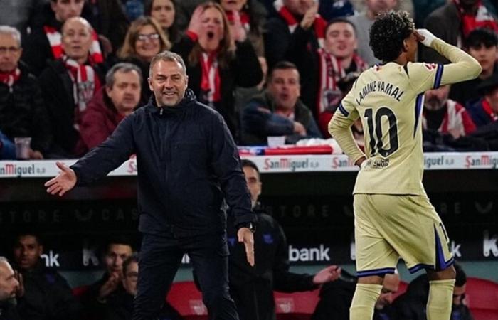 بالفيديو.. مدرب برشلونة ينقذ طفلا