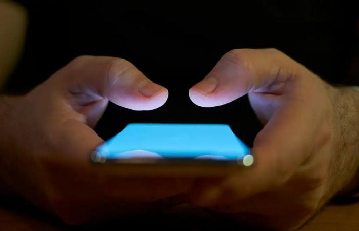 اتصال إسرائيلي بعنصر من الدفاع المدني للتأكد من إخلاء مبنى (فيديو)