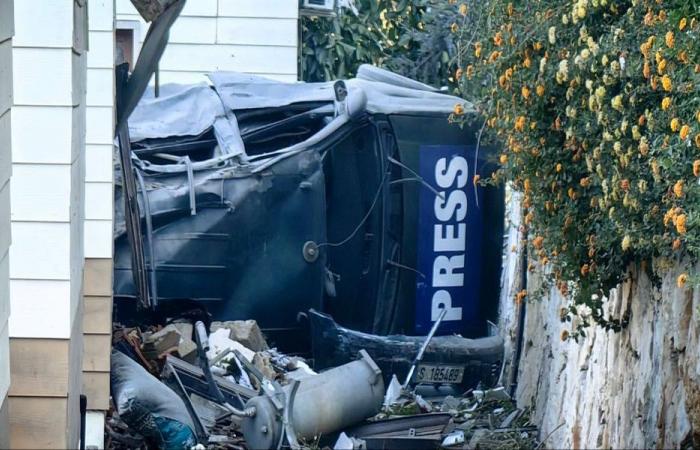 إصابة صحافيّ إثر غارة