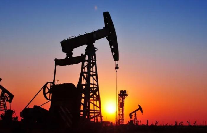 النفط يصعد بعد تهديدات ترامب بالسيطرة على خرج