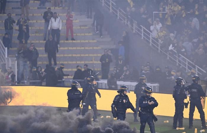 بالفيديو: اقتحموا الملعب.. شغب جماهيري بعد هبوط نادي "نانت"