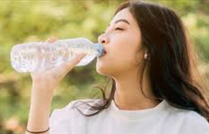 رغم شرب الماء… هذه العادات قد تجعلك عرضة للجفاف