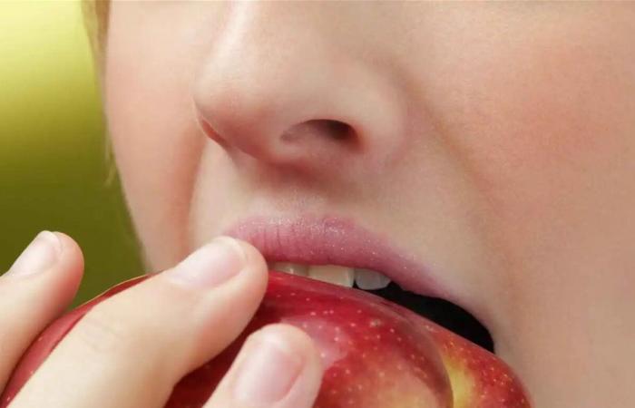 فوائد كبرى لتناول التفاح على معدة خاوية