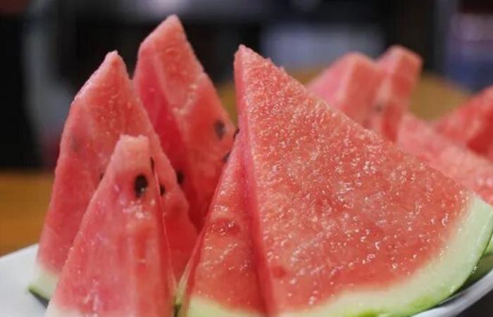 5 علامات تكشف فساد البطيخ المقطّع.. احذر تناولها