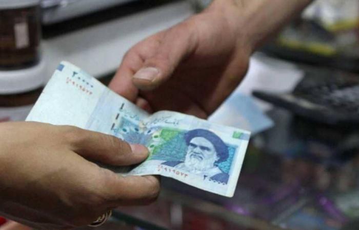 هبوط قياسي جديد للريال الإيراني والدولار عند 2.229 مليون ريال في السوق الموازية