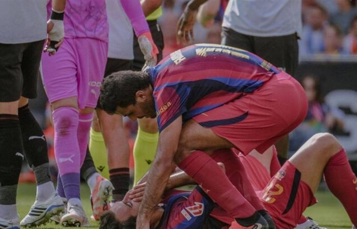 عن طريق الخطأ.. لاعب برشلونة يتسبب بكسر أنف زميله خلال المباراة