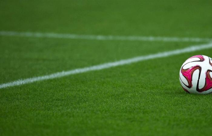 كادت آلة ثقيلة أن تدهسه.. لاعب ينجو من حادث غريب