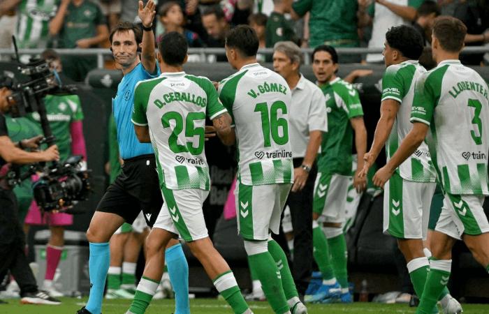 اتهامات تحكيمية بعد خماسية برشلونة... موقع مقرب من ريال مدريد يتحدث عن "سرقة الفوز"