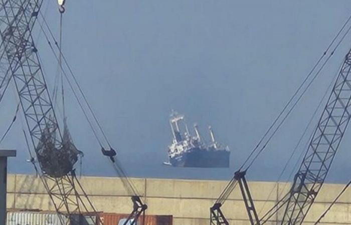 جنوح باخرة تجارية خلف مرفأ صيدا الجديد