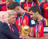 ترامب سلّم كأس العالم لمنتخب إسبانيا